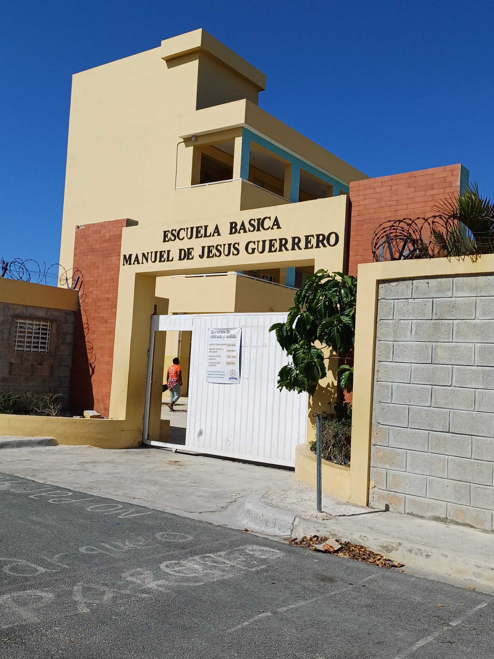 Pocos estudiantes acuden el primer día de clases en Verón - Bávaro News