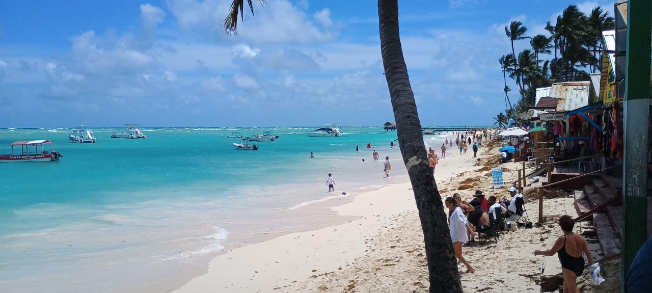 Turistas extranjeros disfrutan playas de Verón-Punta Cana este Viernes Santo